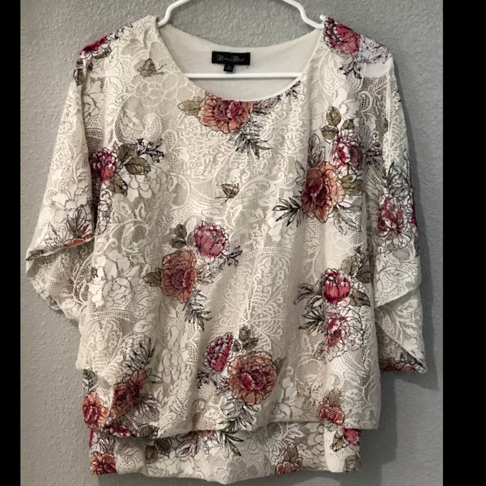 Women’s Batwing Sleeve Floral Lace Top Size L